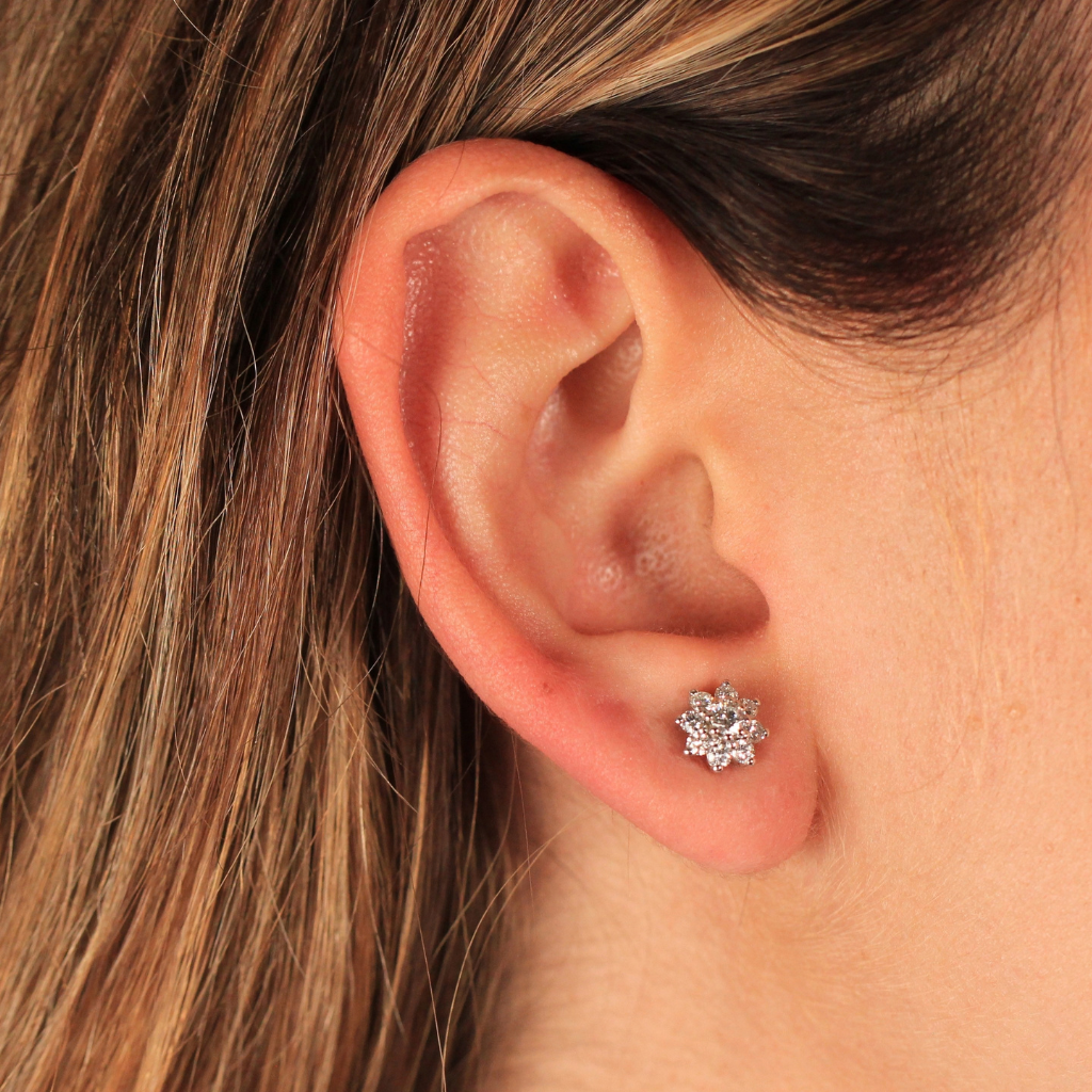 Pendientes realizados en oro blanco de 18 quilates con diamantes talla brillante de 1,08 cts. en total.