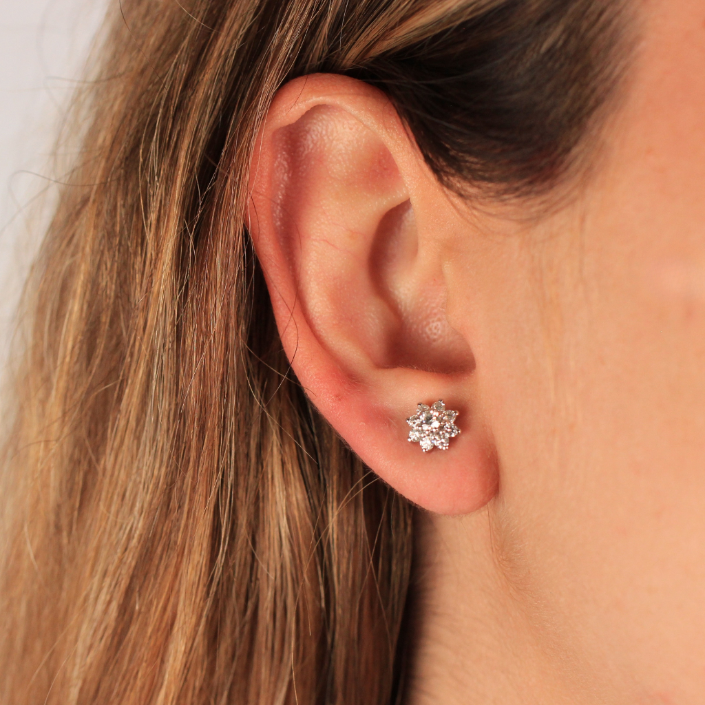Pendientes realizados en oro blanco de 18 quilates con diamantes talla brillante de 1,08 cts. en total.
