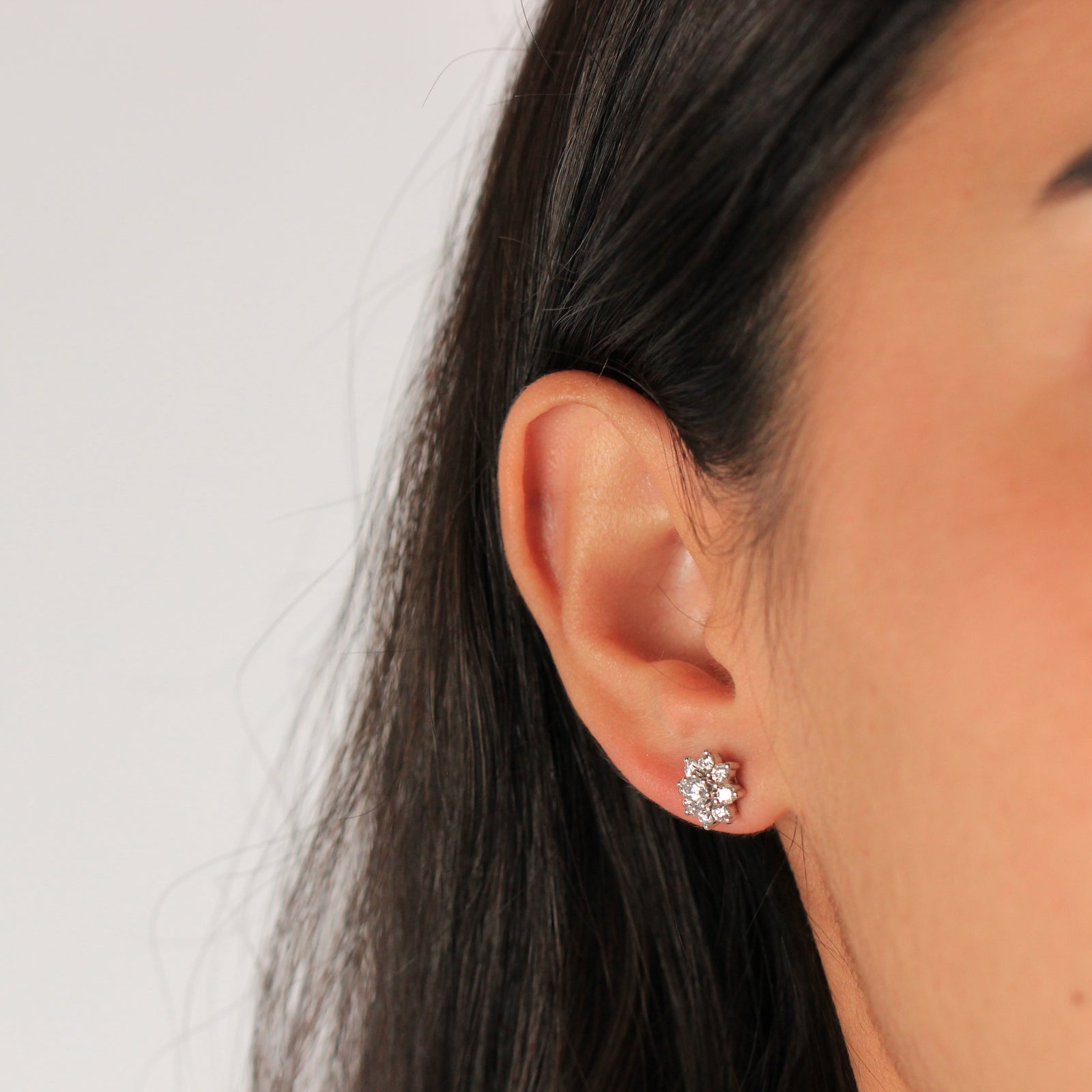 Pendientes realizados en oro blanco de 18 quilates con diamantes talla brillante de 0,73 cts. en total.
