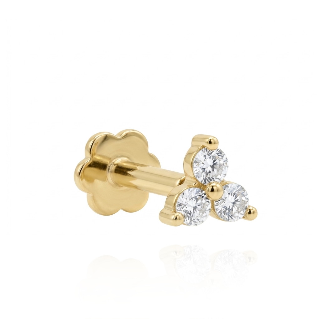 Piercing realizado en oro de 18 quilates con tres circonitas.