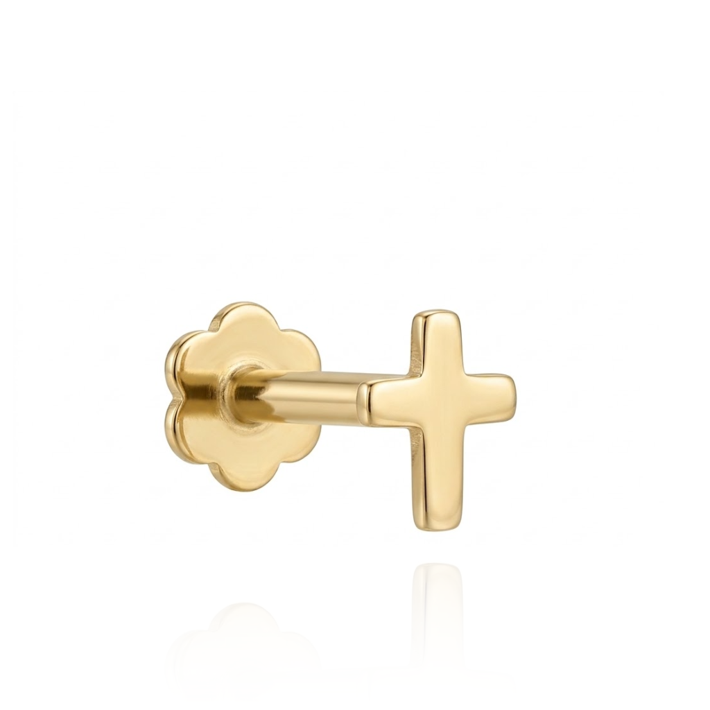 Piercing realizado en oro de 18 quilates.
