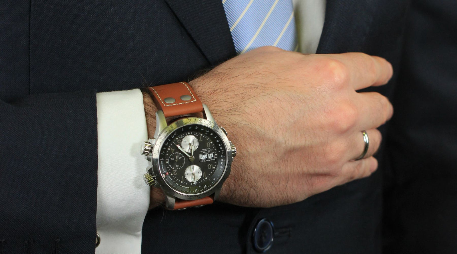 Hombre con reloj maquinaria suiza y alianza