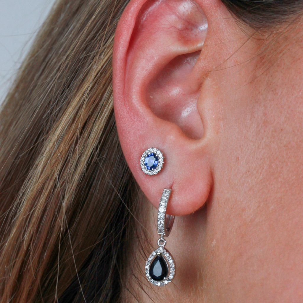 Pendientes pequeños en oro blanco con zafiro y diamantes en pamplona