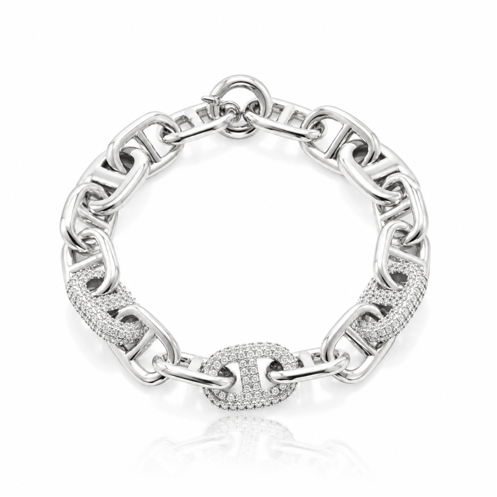 Pulsera realizada en plata de primera ley (925) con eslabones tipo ancla, que combina eslabones lisos y tres centrales engastados con circonitas.