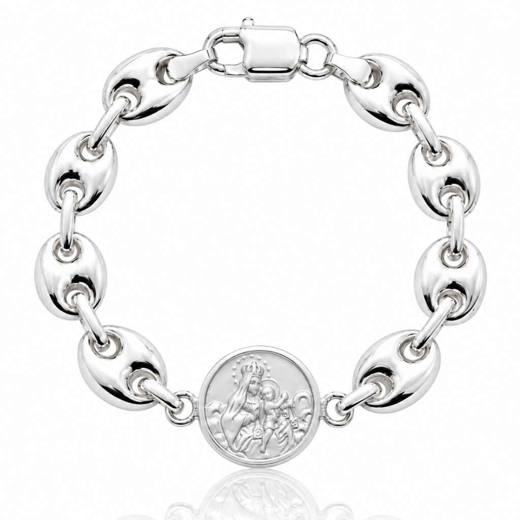 Pulsera realizada en plata de primera ley (925). Con una medalla circular que muestra a la Virgen con el Niño por un lado y la imagen del Sagrado Corazón de Jesús por el otro.
