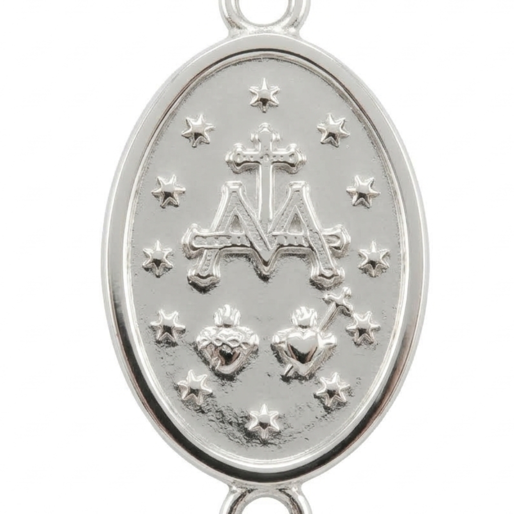Pulsera realizada en plata de primera ley (925). La medalla Milagrosa representa en su anverso a la Virgen María derramando gracias y en su reverso la simbología de la Redención a través de la cruz entrelazada con la 'M', las doce estrellas y los corazones de Jesús y María.