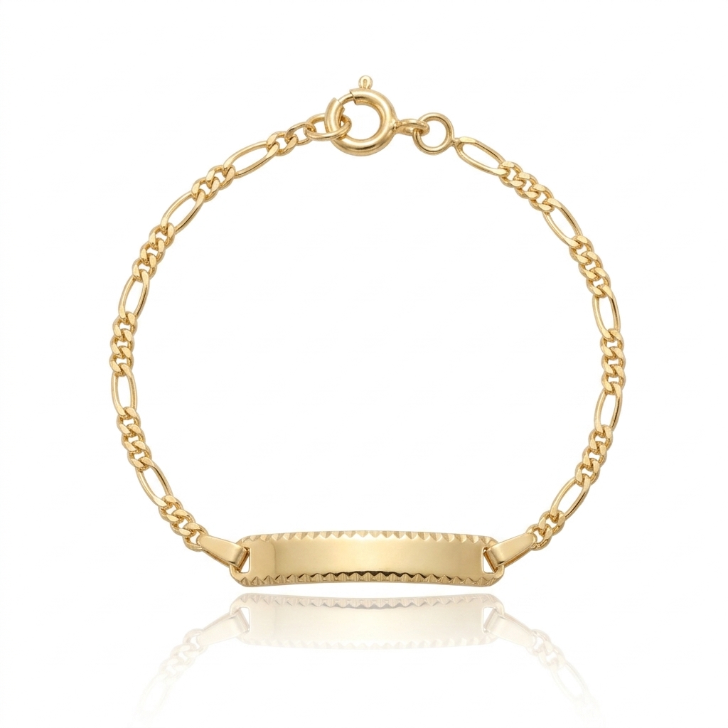 Pulsera de oro amarillo de 9 quilates con cadena de eslabones tipo Figaro 3+1 y placa central rectangular de bordes tallados. Longitud de 13 cm.