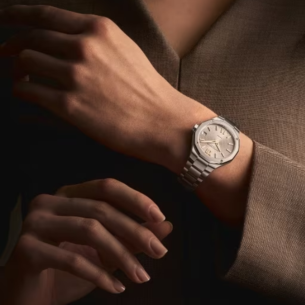 Reloj para mujer Baume & Mercier con brazalete de acero y esfera de nácar blanco engastada con diamantes con fecha Swiss Made