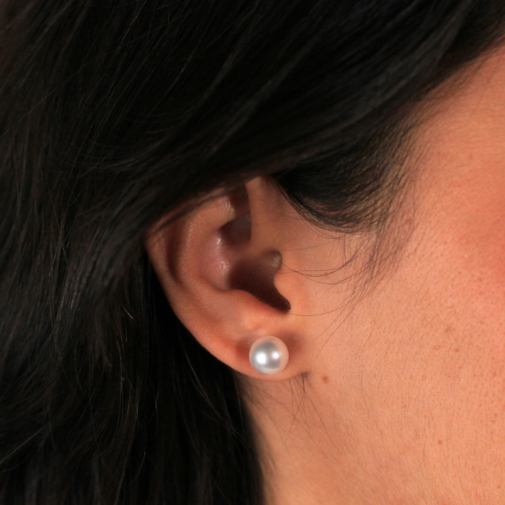 Pendientes de perla Akoya con pernio y presión en oro amarillo de 18 kt.