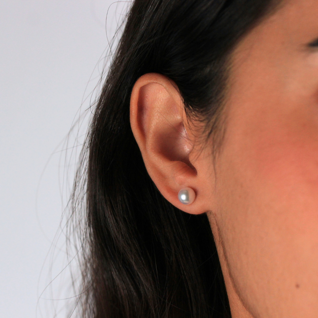 Pendientes de perla Akoya con pernio y presión en oro amarillo de 18 kt.