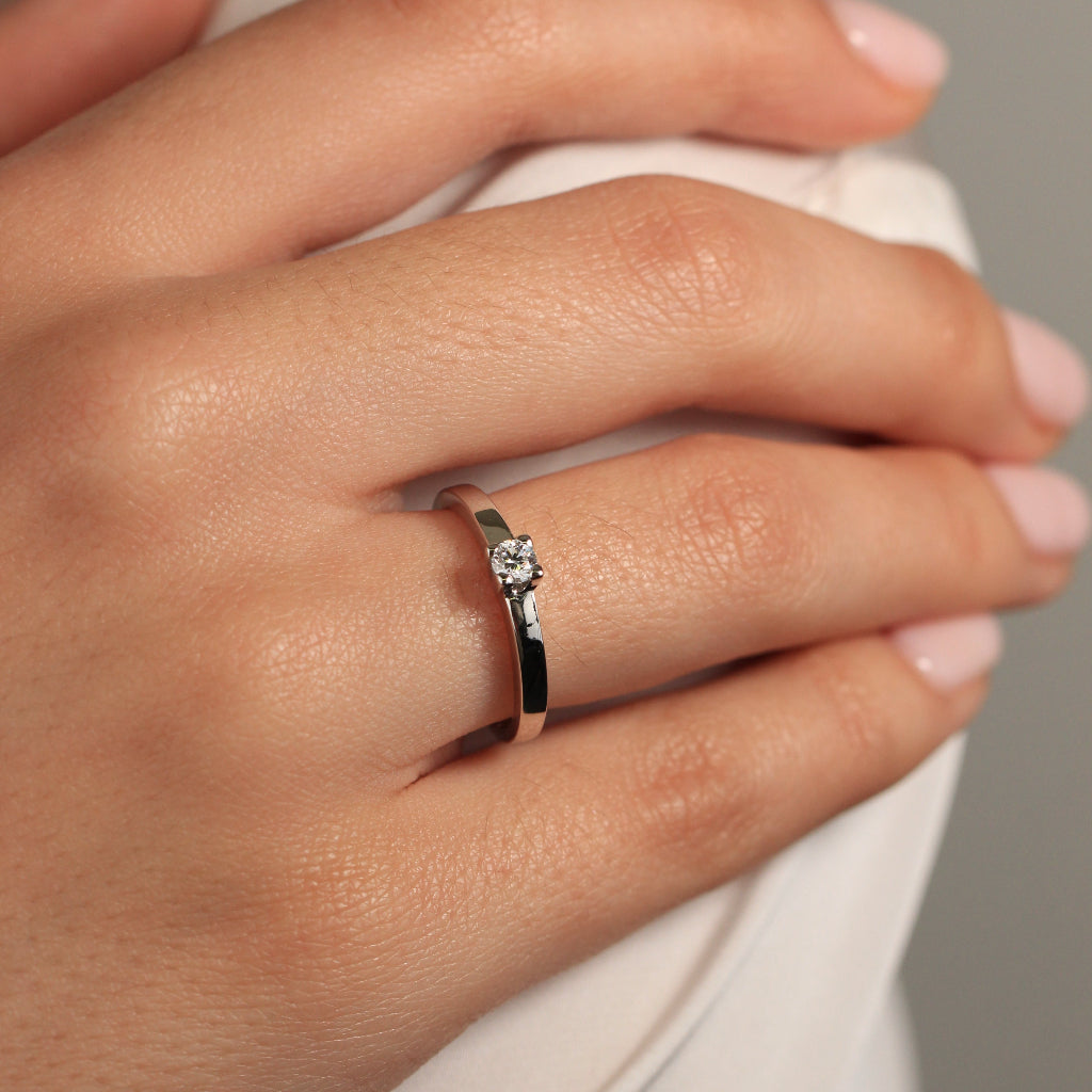 Anillo de compromiso en oro blanco con diamante brillante