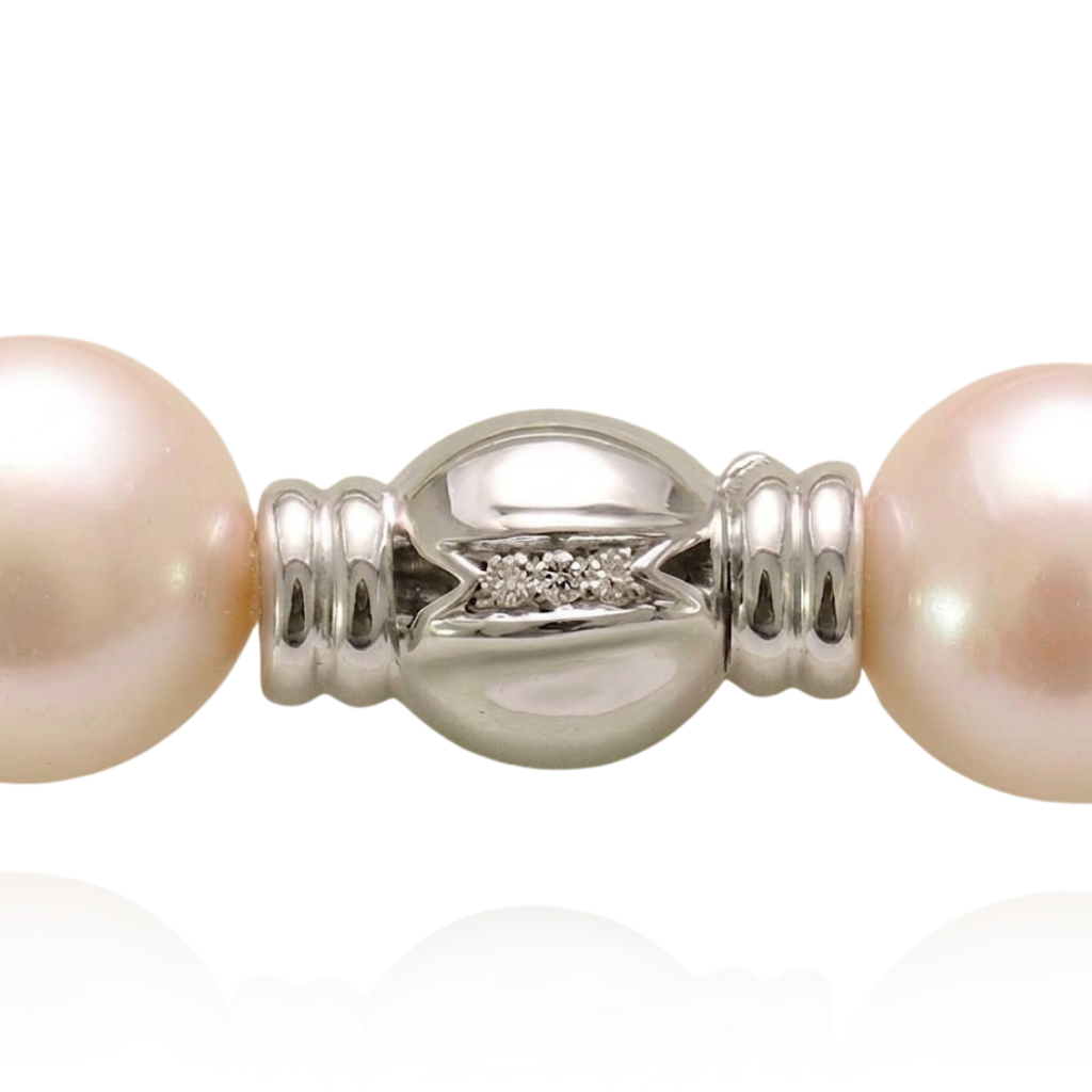 Collar gargantilla de perlas cultivadas con cierre realizado en oro blanco de 18k y nueve diamantes talla brillante. 