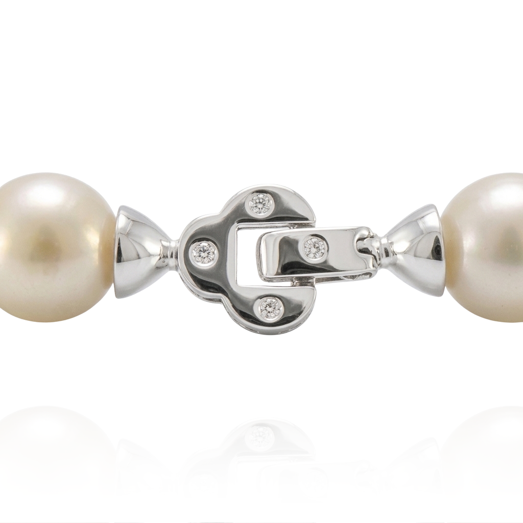 Collar gargantilla de perla cultivada con cierre realizado en oro blanco de 18k y ocho diamantes talla brillante. 