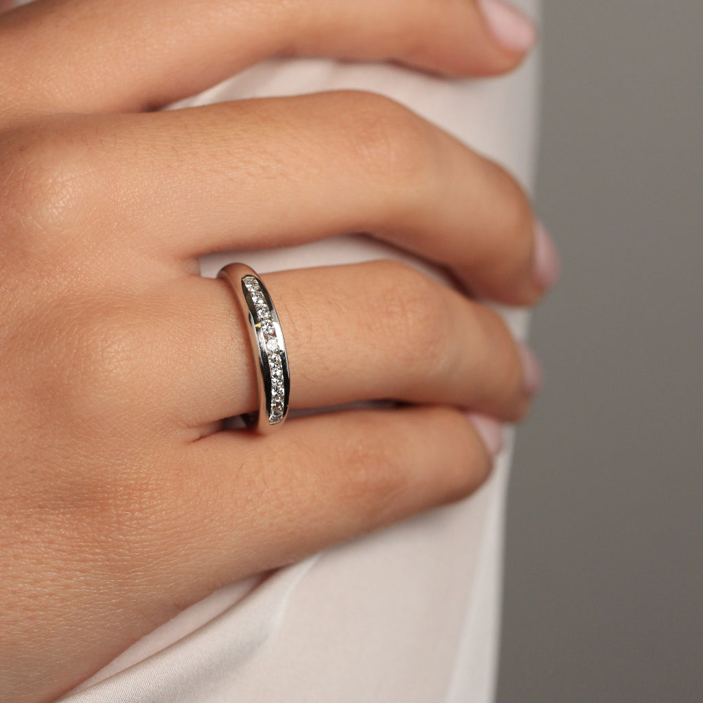 Sortija de oro blanco de 18k carril de diamantes