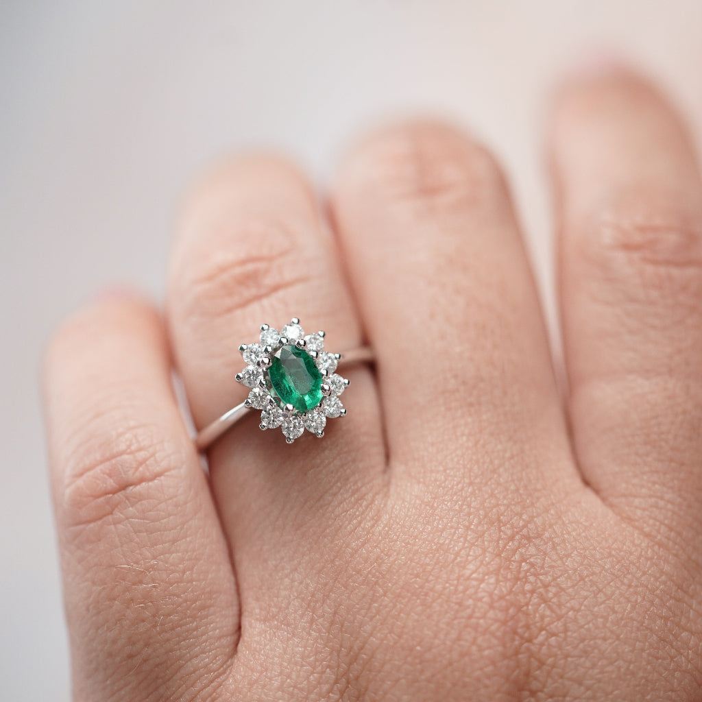 Anillo Lady Di oro blanco 18k con diamante y esmeralda oval 