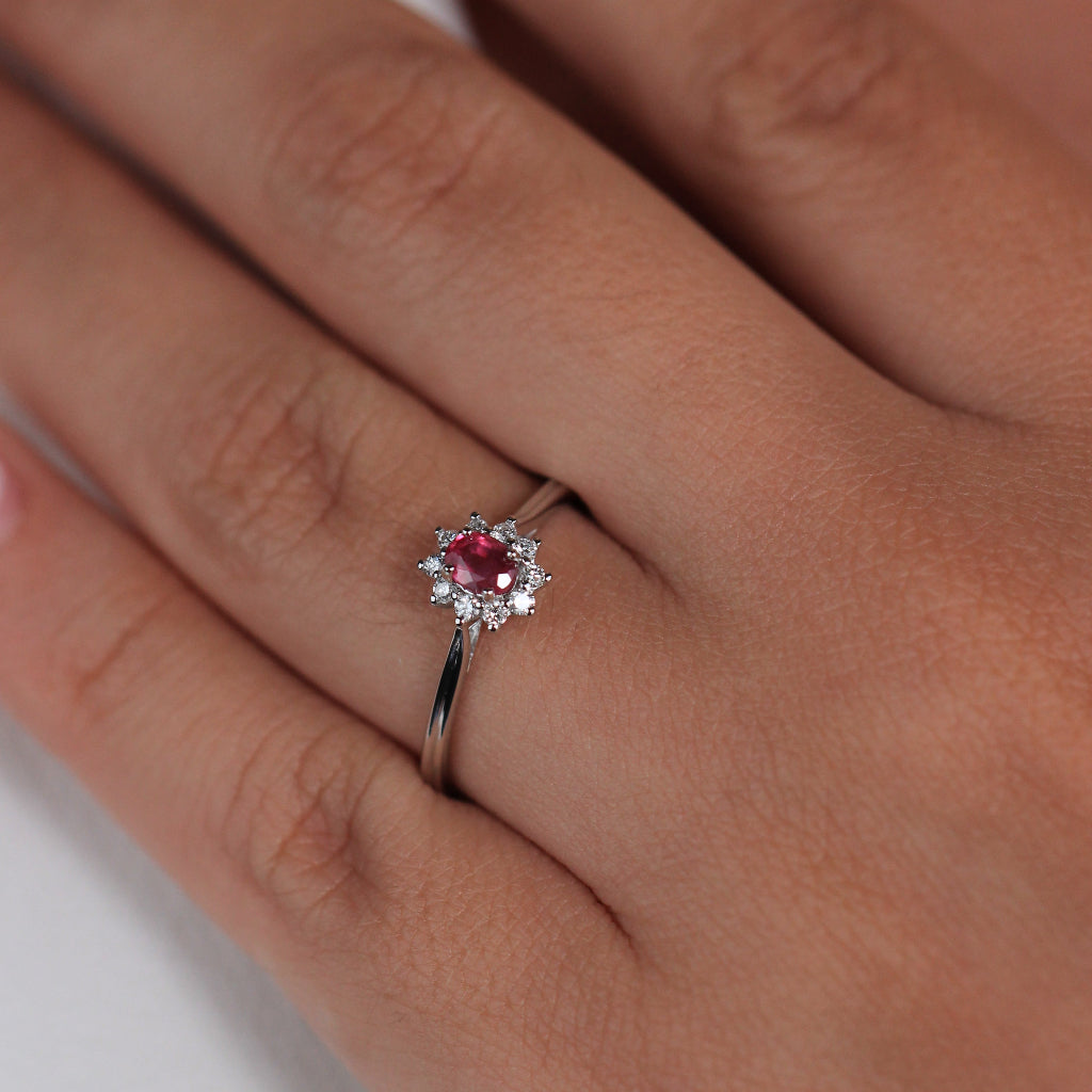 Anillo Lady Di rubí y diamantes
