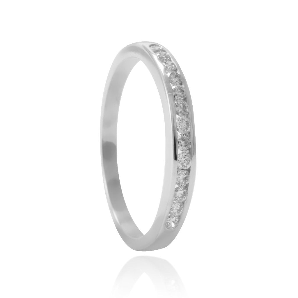 Sortija de medio carril y diamantes