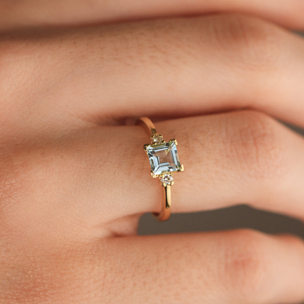 Sortija de oro amarillo 18k con aguamarina