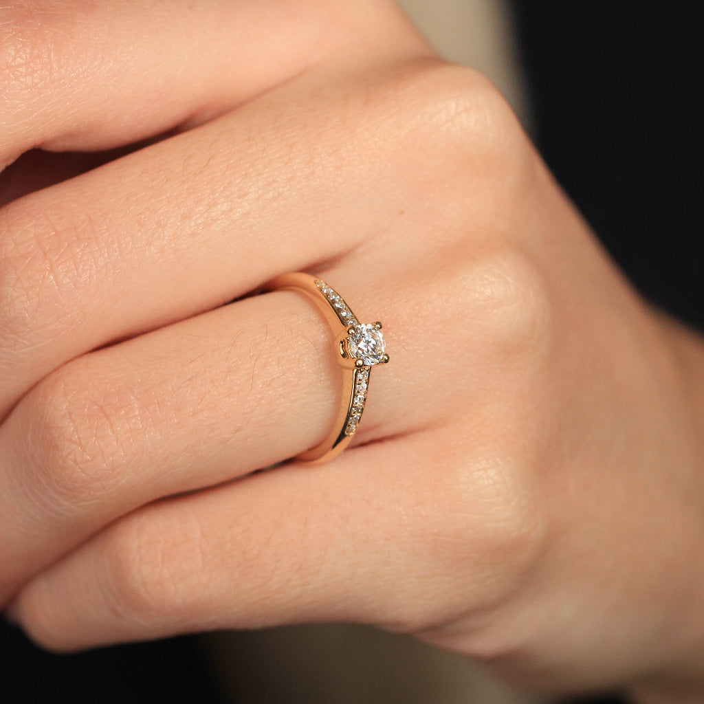 Anillo de compromiso oro amarillo 18k con diamante