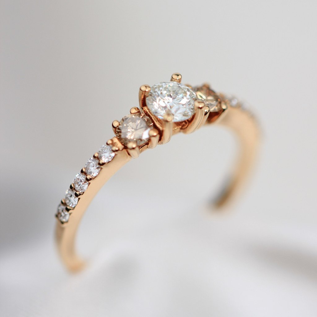 Anillo de compromiso de oro rosa y diamantes