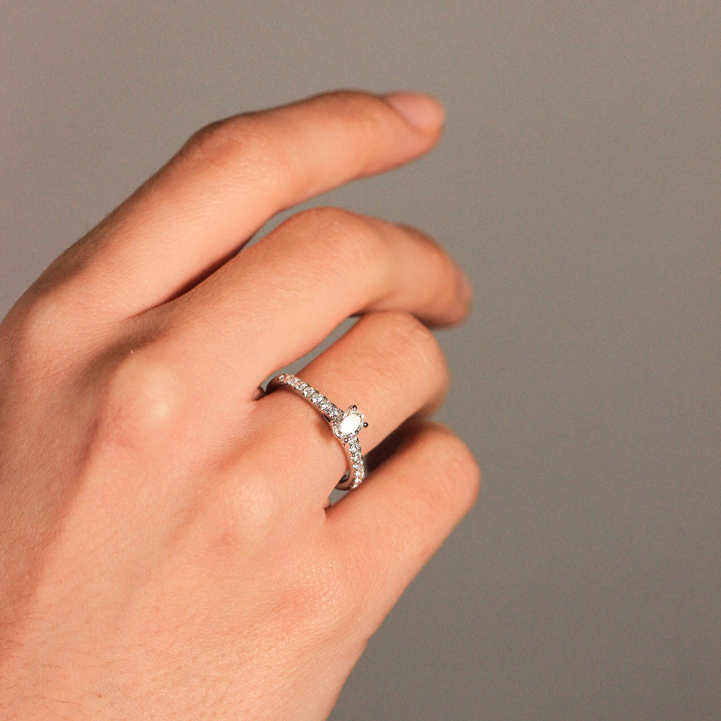 Anillo de pedida de mano con diamante oval