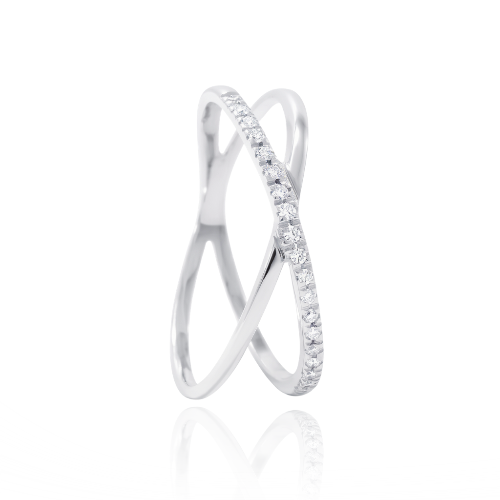 anillo en oro blanco de 18 quilates con dos brazos cruzados con diamantes 