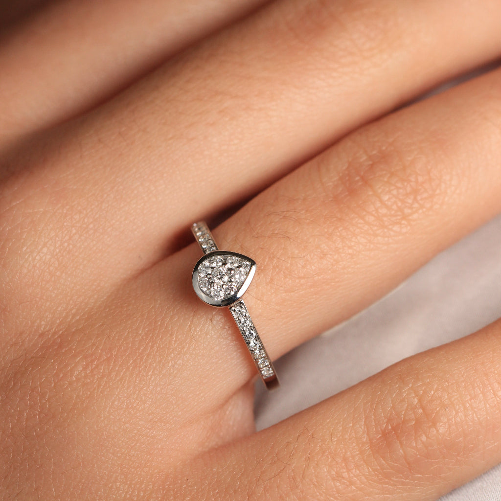 Anillo de compromiso con motivo en forma de pera pamplona