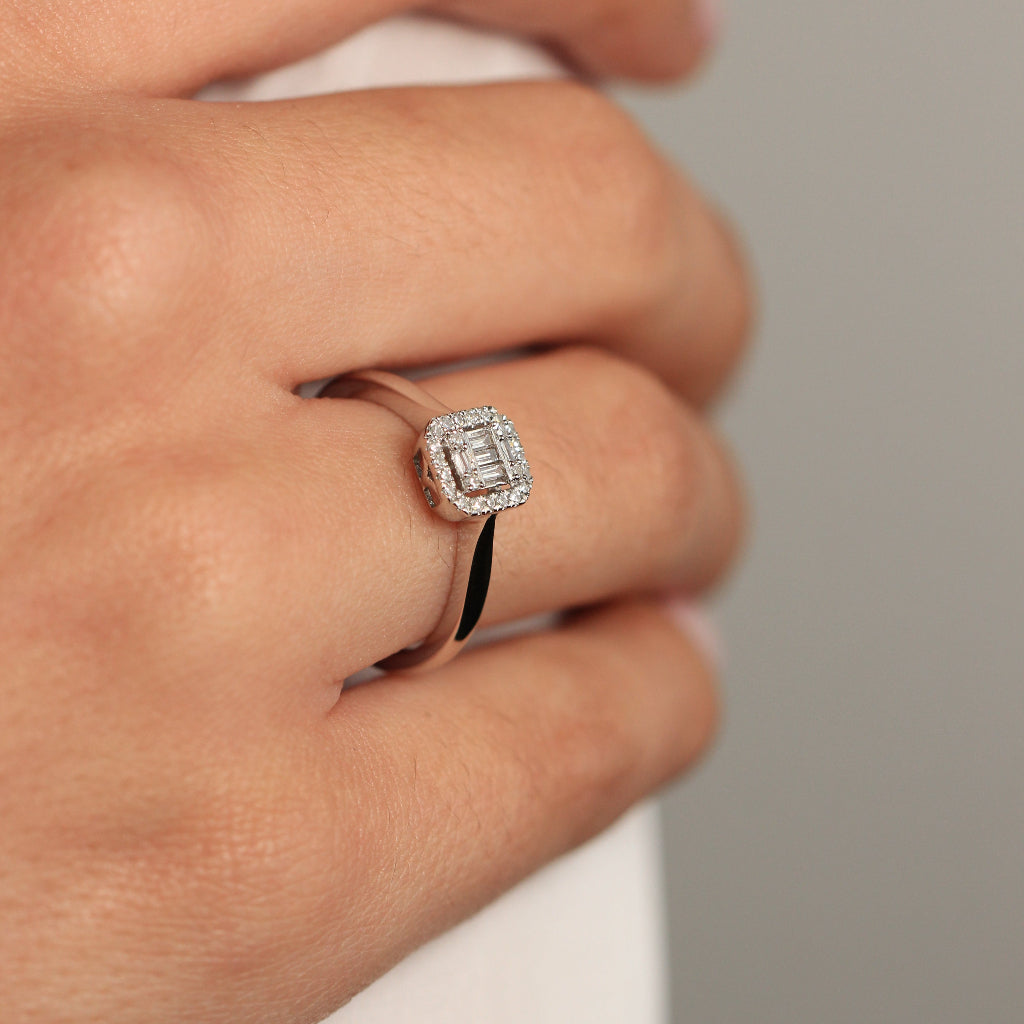 Sortija con diamantes baguette y brillante