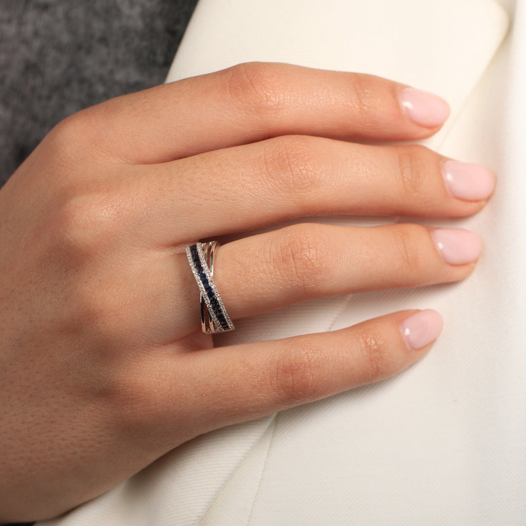 Anillo con dos bandas con zafiros y diamantes