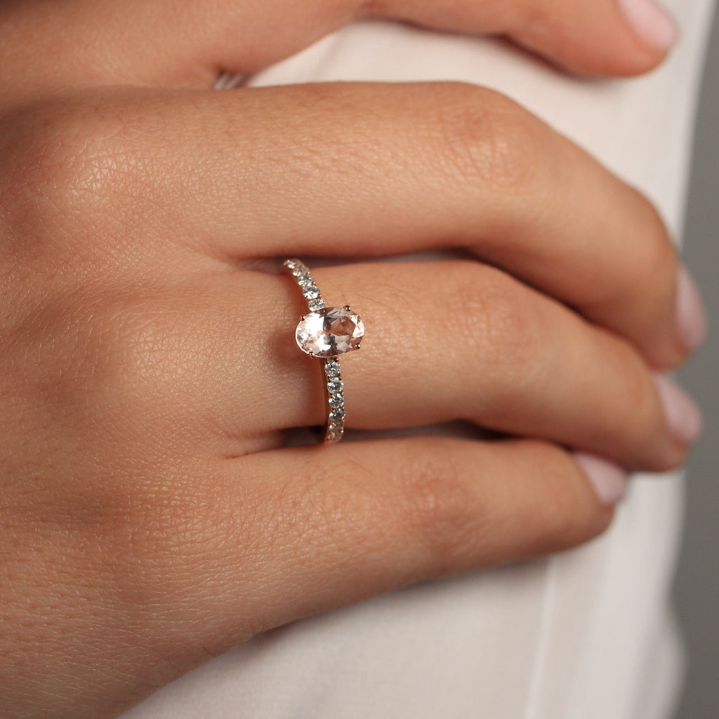 Sortija de oro rosa con morganita