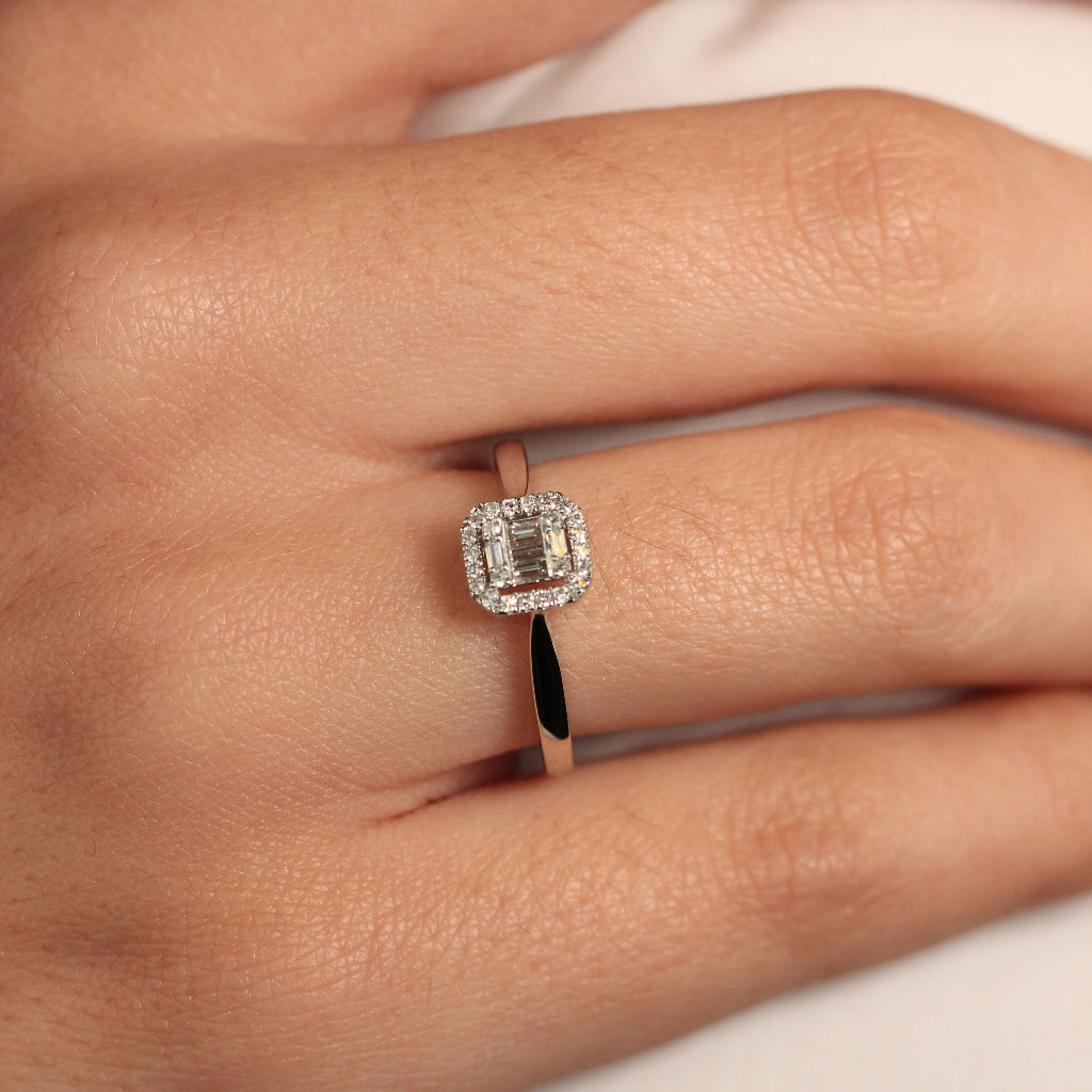 Anillo de compromiso con diamantes baguette
