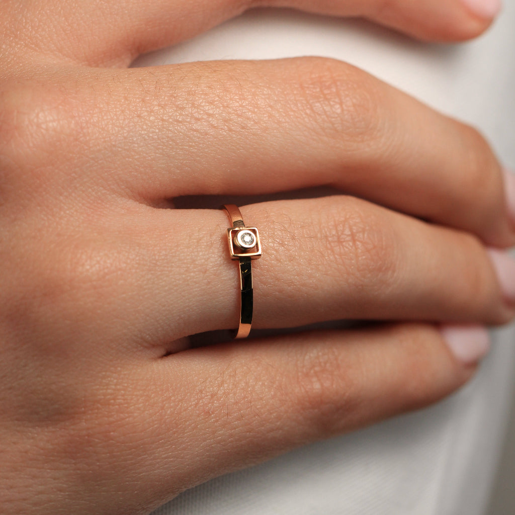 Sortija de oro amarillo cuadrada