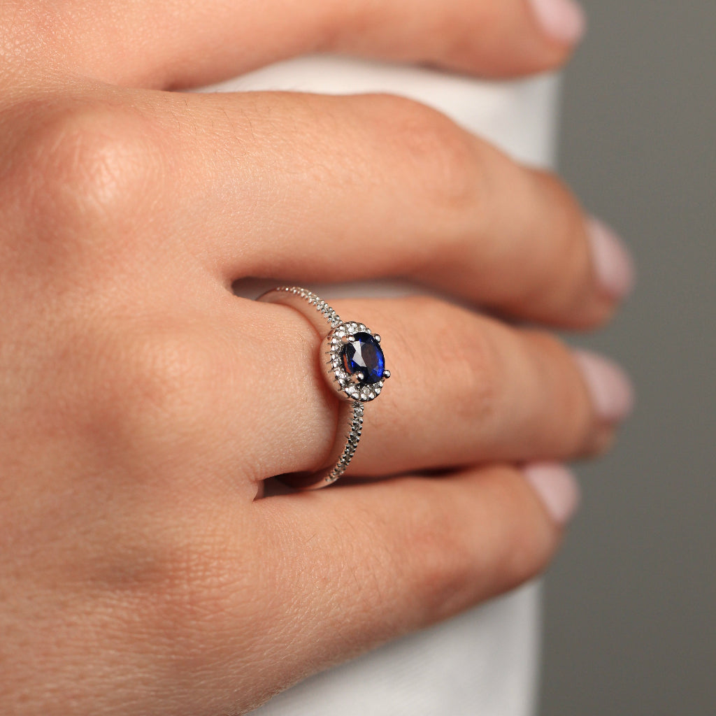 Sortija de compromiso con un zafiro central y diamantes