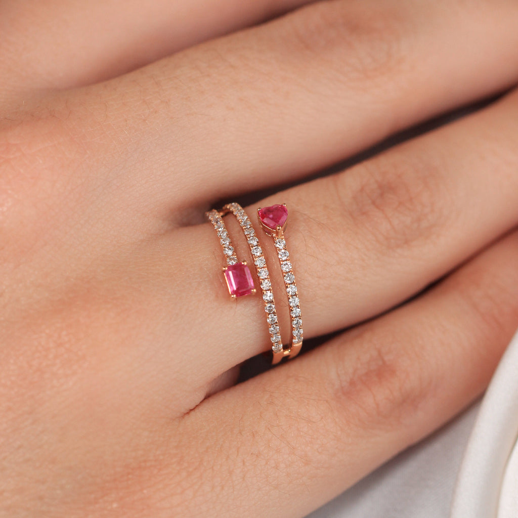Mano de modelo con sortija con diamantes y zafiro rosa