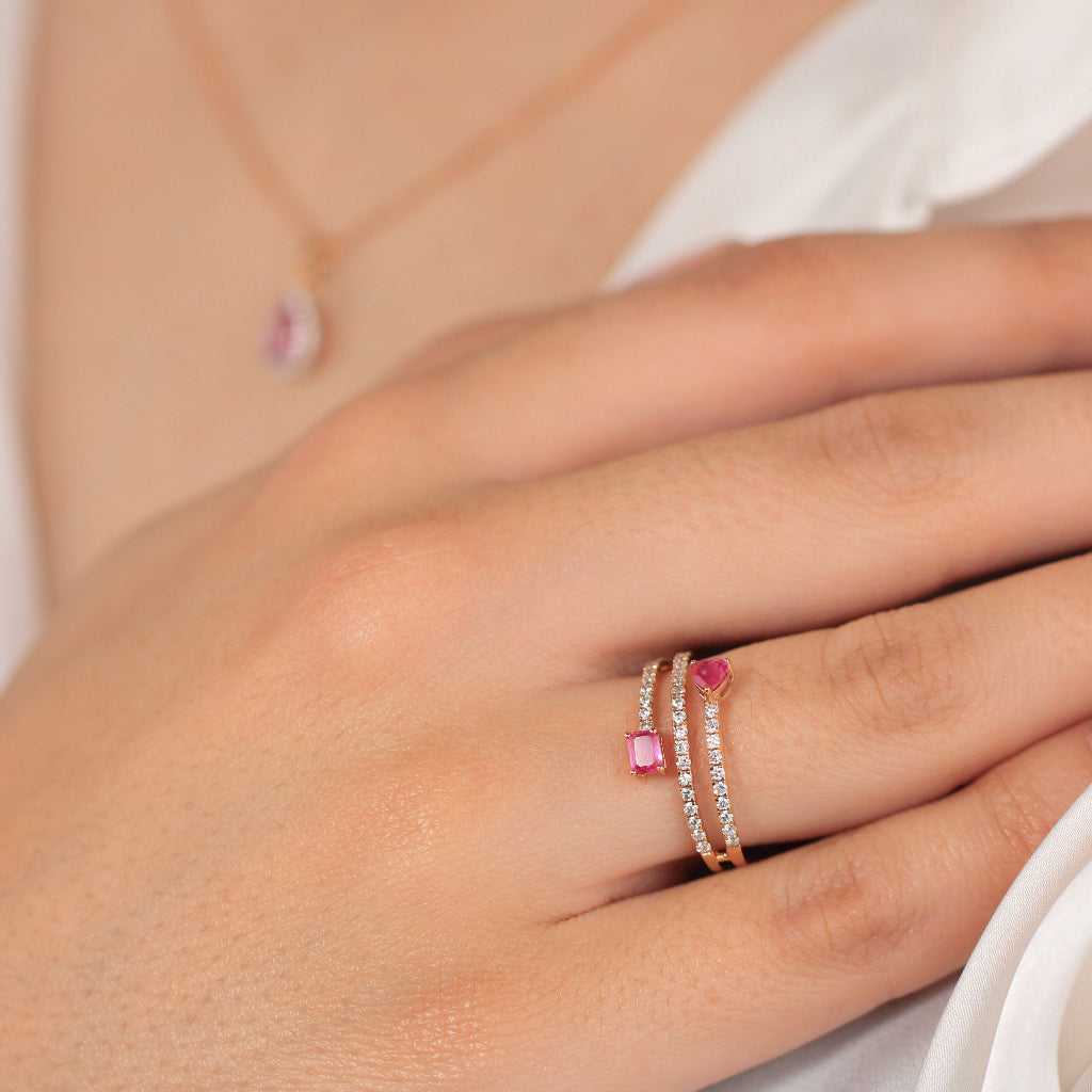 Sortija tres bandas con diamantes y zafiro rosa