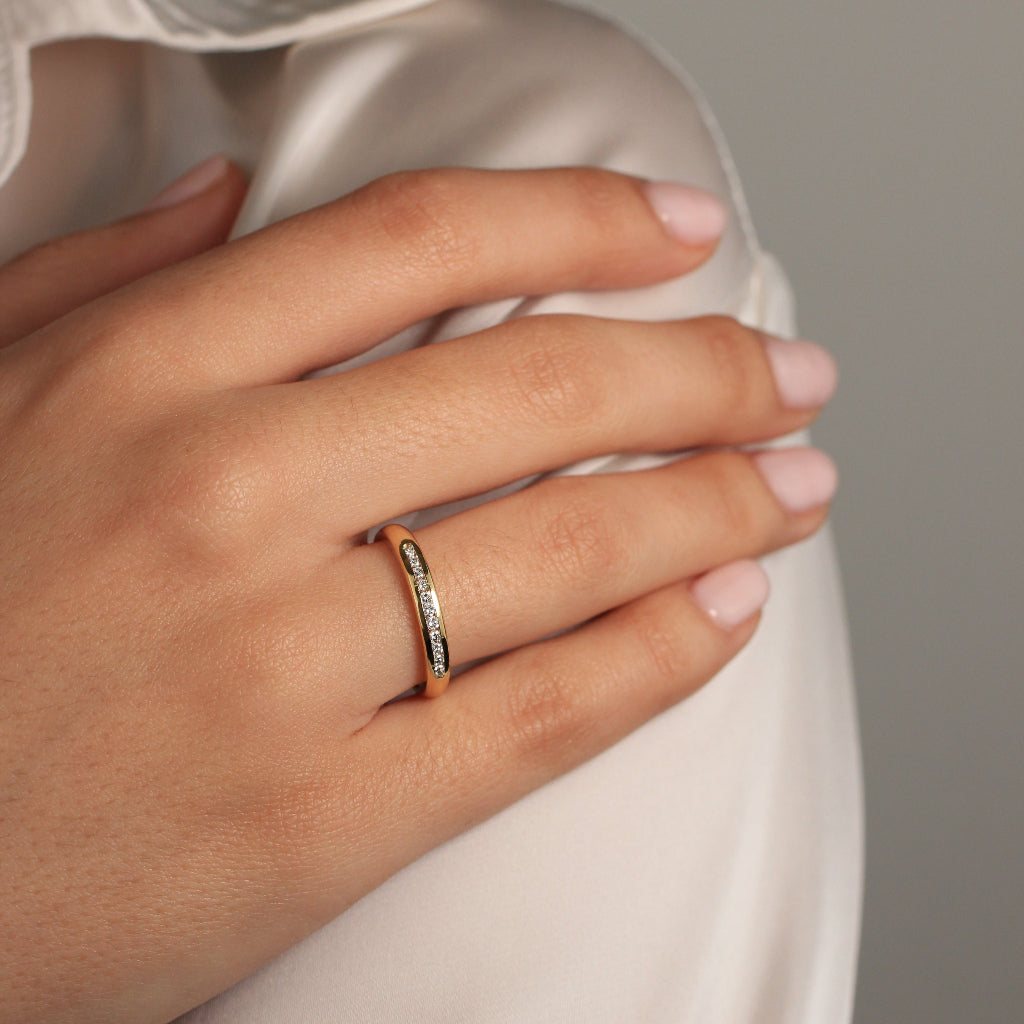 Anillo tipo carril de oro amarillo y diamantes pamplona