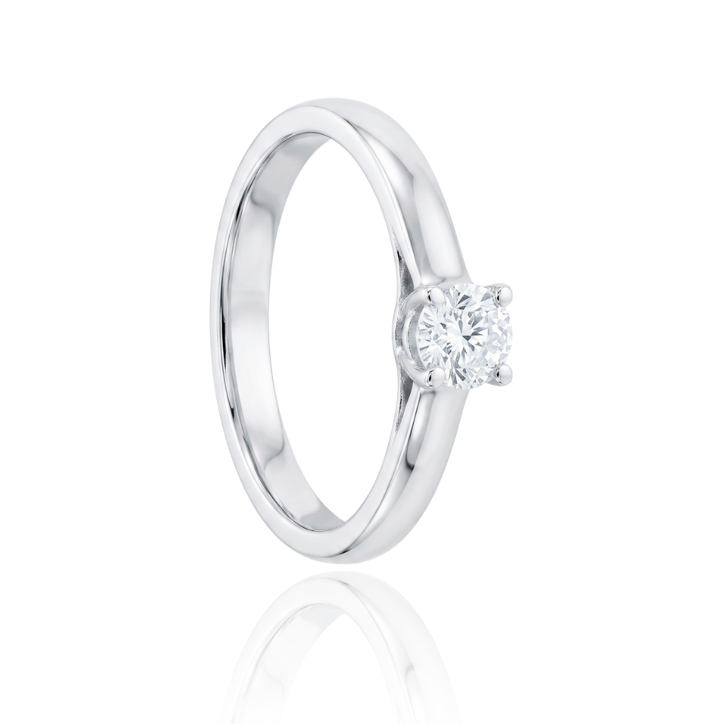 Anillo de compromiso realizado en oro blanco de 18 quilates con un diamante solitario 