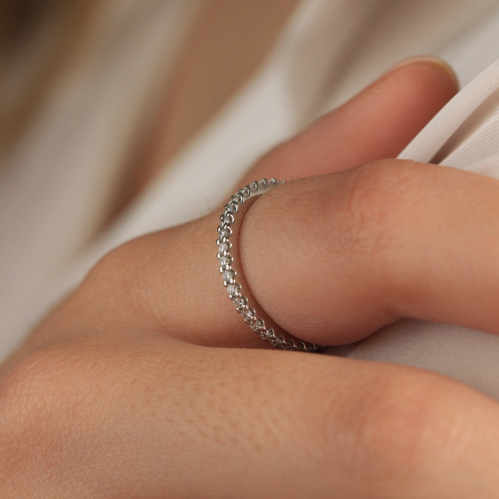 Anillo de oro blanco infinity con diamantes