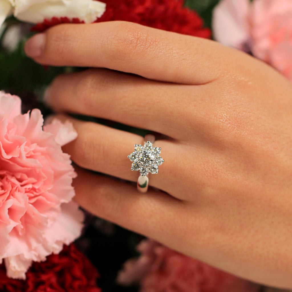 Anillo de compromiso con diamantes en forma de roseta