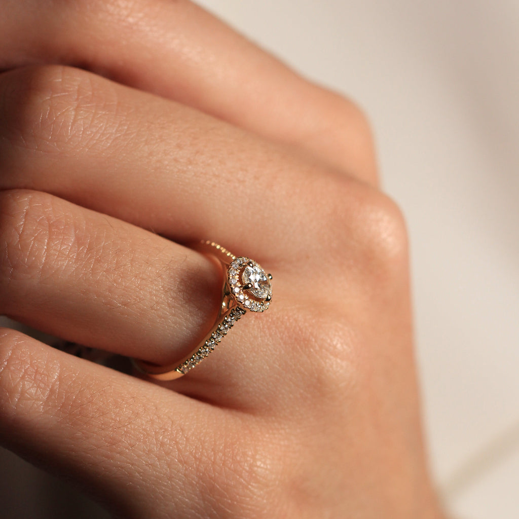 Anillo de oro amarillo de 18k con diamante