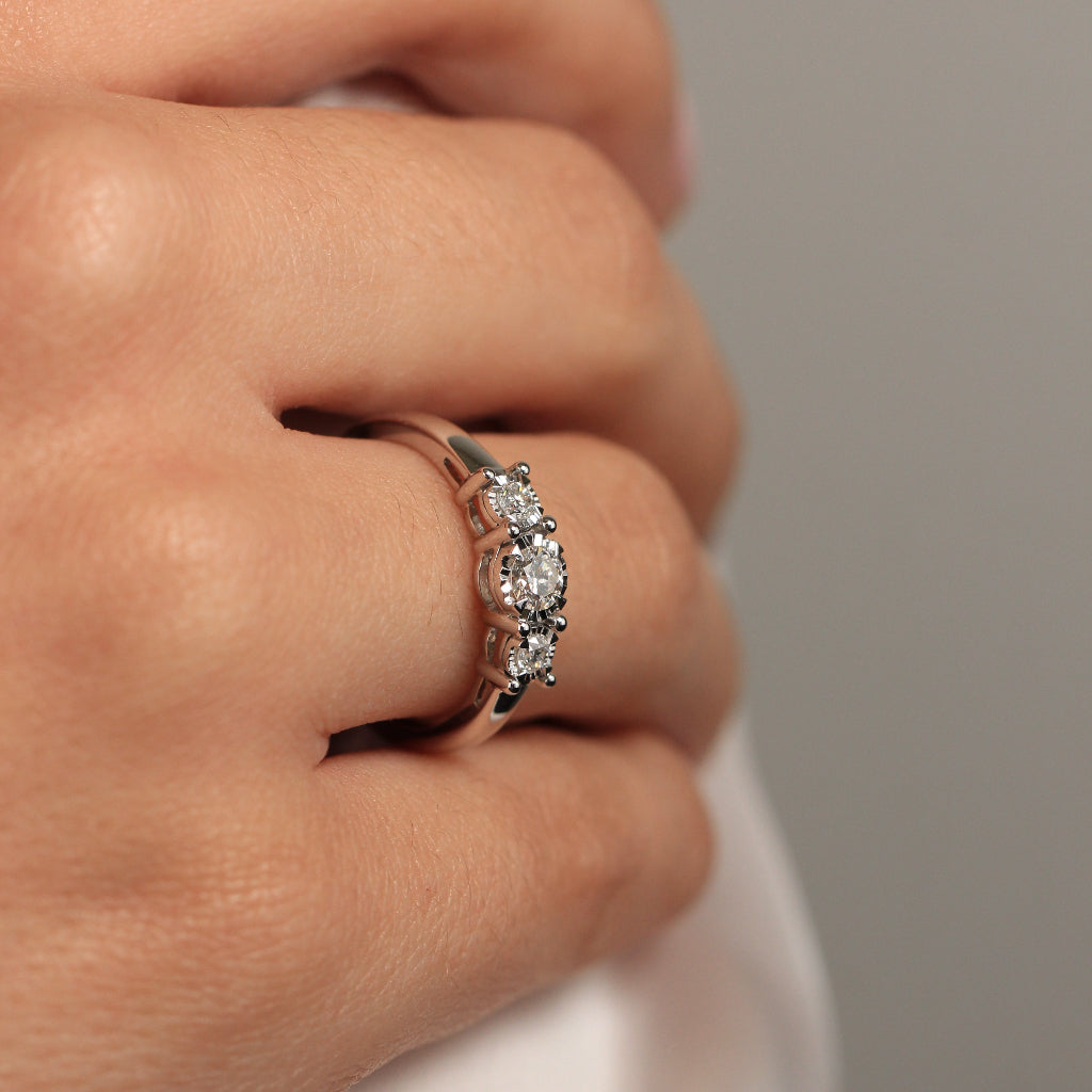 Anillo de compromiso de oro blanco de 18k con diamantes