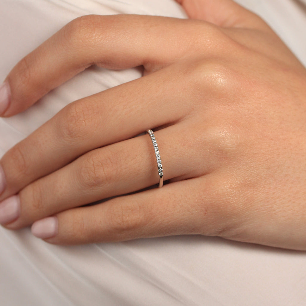 Anillo fino media alianza con diamantes