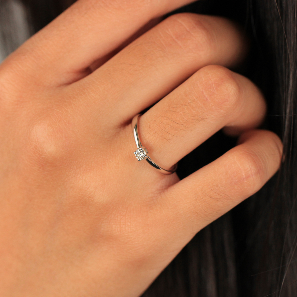 Sortija realizada en oro blanco de 18 quilates con un diamante central talla brillante de 0,110 cts. engastado en cuatro garras.