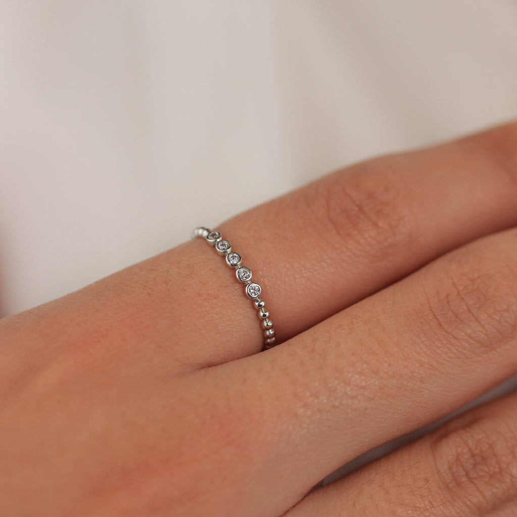 Sortija de oro blanco y circonita