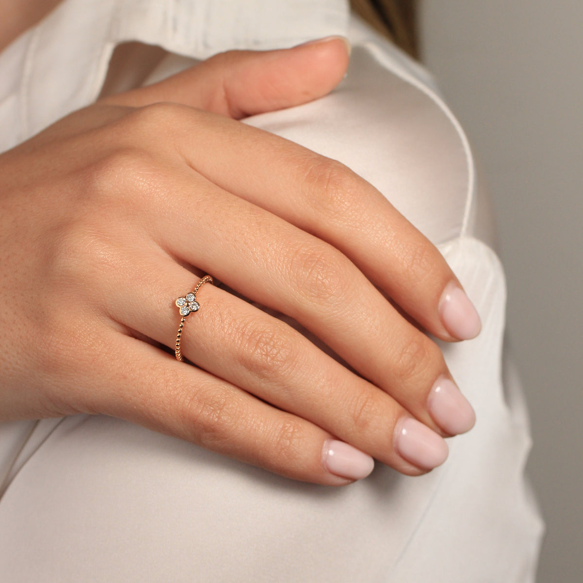 Anillo de oro rosa diamantes y motivo de trébol