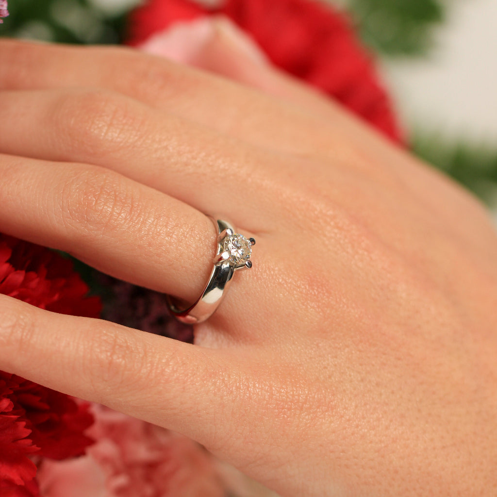 Anillo de compromiso con diamante talla brillante