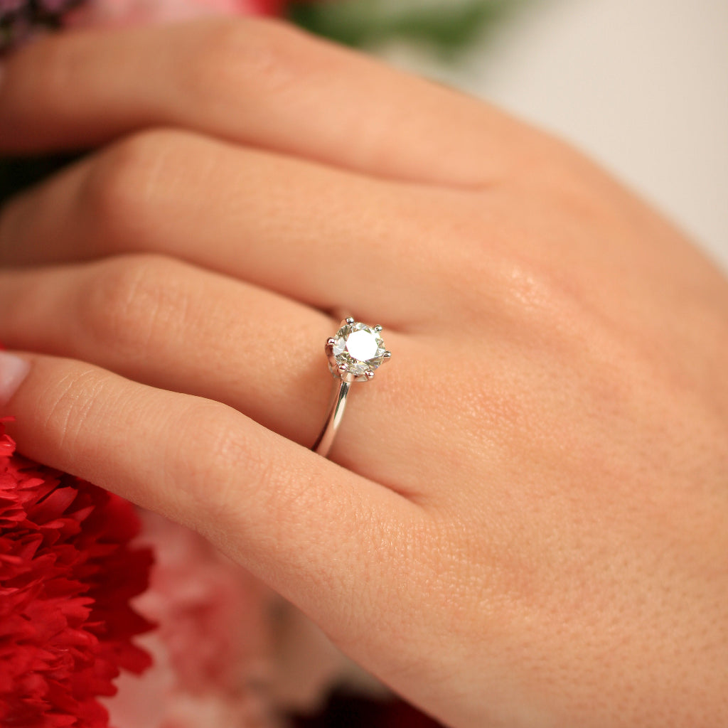 Anillo de pedida diamante de más de un quilate en seis garras