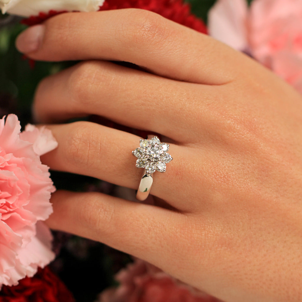 Anillo de compromiso de oro blanco de 18 quilates con diamantes en forma de roseta