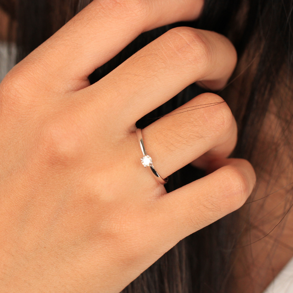 Sortija realizada en oro blanco de 18 quilates con un diamante central talla brillante de 0,110 cts. engastado en cuatro garras.