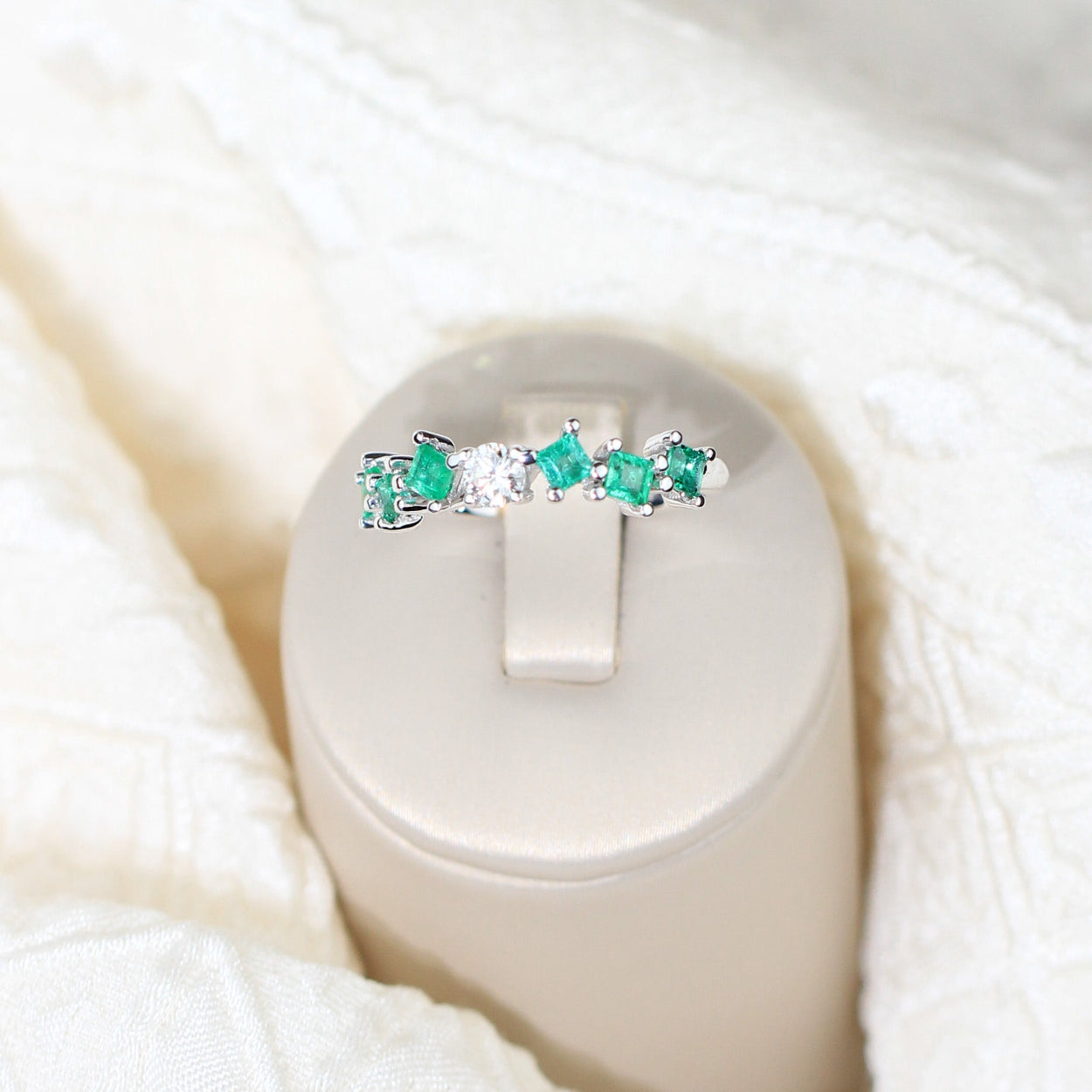 Anillo personalizado con esmeraldas